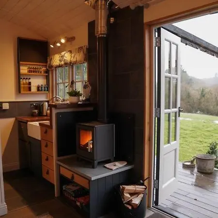 Shepherds Hut In Countryside Near Bath And Chalet
