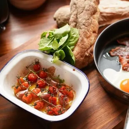 Shepherds Hut In Countryside Near Bath And Bristol
