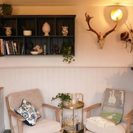 Shepherds Hut In Countryside Near Bath And