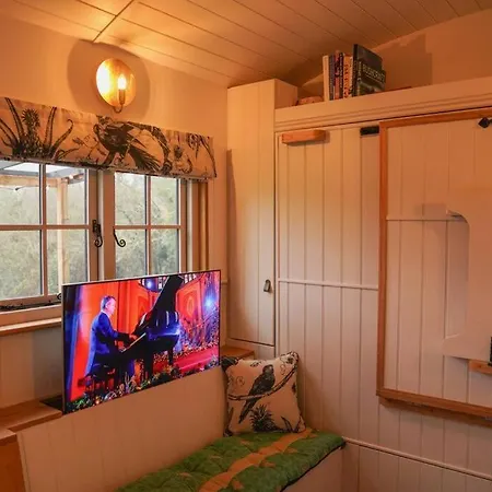 Shepherds Hut In Countryside Near Bath And Бристоль