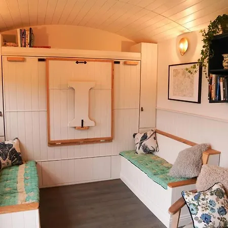 Shepherds Hut In Countryside Near Bath And