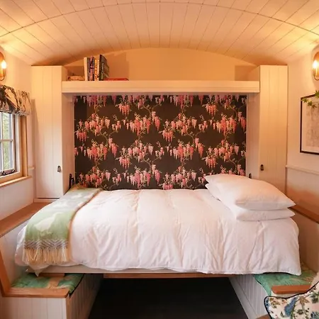 Shepherds Hut In Countryside Near Bath And Chalet Bristol