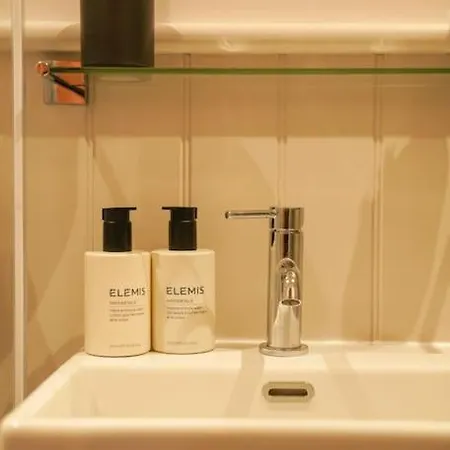 Shepherds Hut In Countryside Near Bath And