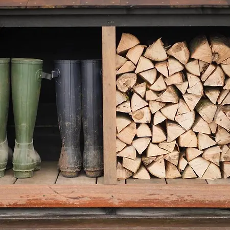 Shepherds Hut In Countryside Near Bath And Chalet Bristol