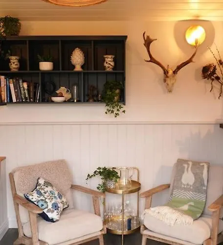 Shepherds Hut In Countryside Near Bath And