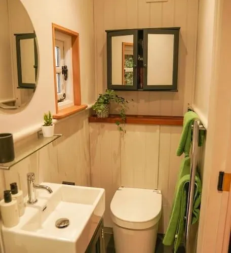 Shepherds Hut In Countryside Near Bath And