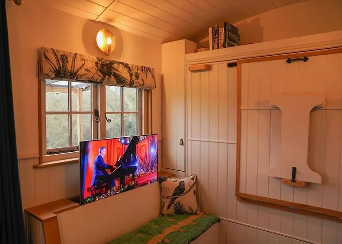 Shepherds Hut In Countryside Near Bath And Bristol