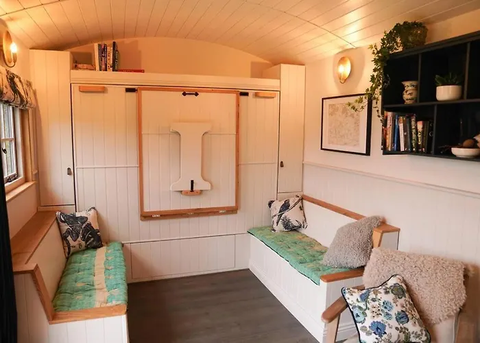Shepherds Hut In Countryside Near Bath And
