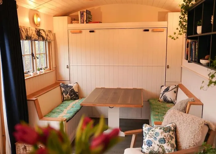 Shepherds Hut In Countryside Near Bath And * Bristol