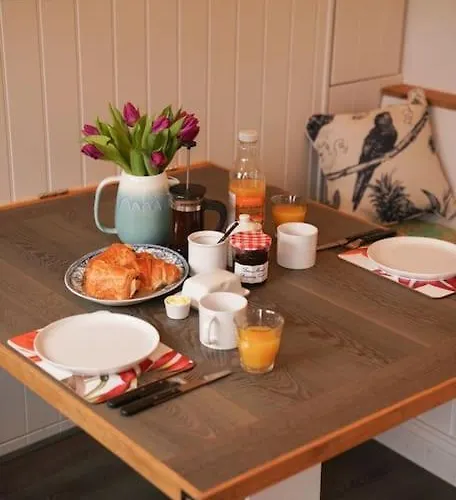 Shepherds Hut In Countryside Near Bath And *