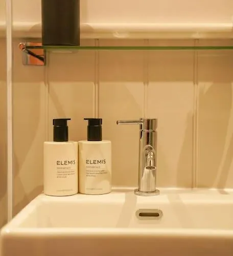 Shepherds Hut In Countryside Near Bath And