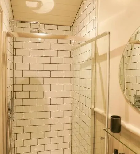 Shepherds Hut In Countryside Near Bath And * Bristol