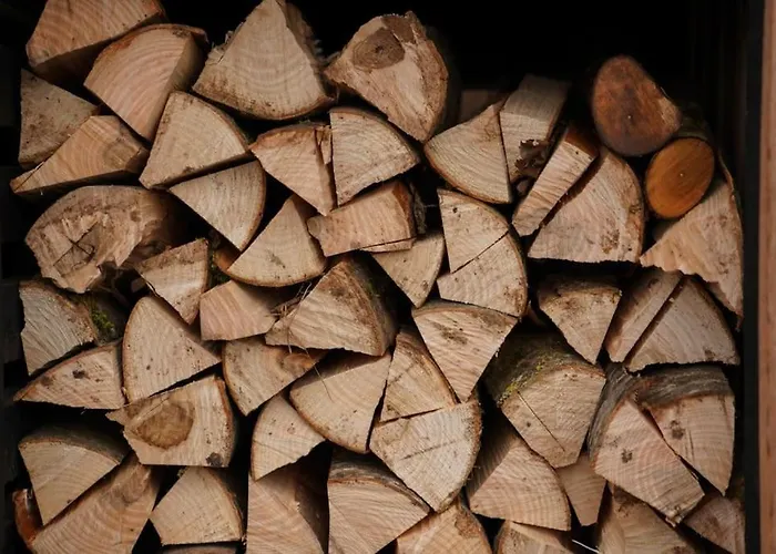 Shepherds Hut In Countryside Near Bath And Bristol