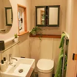 Shepherds Hut In Countryside Near Bath And