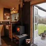 Shepherds Hut In Countryside Near Bath And Chalet