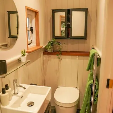 Shepherds Hut In Countryside Near Bath And