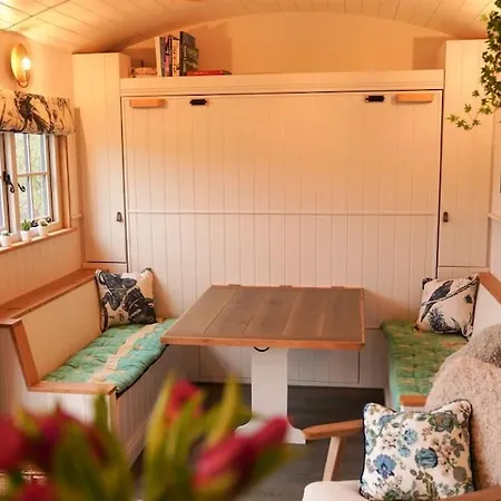 Shepherds Hut In Countryside Near Bath And * Bristol