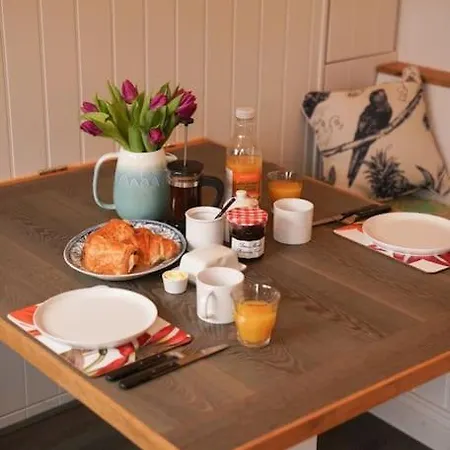 Shepherds Hut In Countryside Near Bath And *