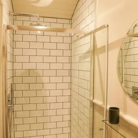 Shepherds Hut In Countryside Near Bath And * Bristol