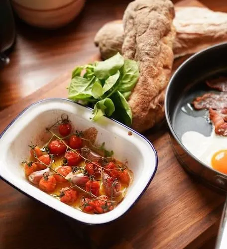 Shepherds Hut In Countryside Near Bath And Бристоль